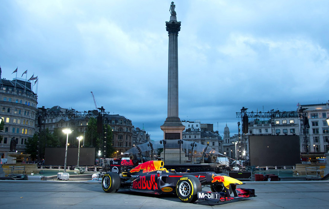 Bolid Red Bulla na ulicama Londona