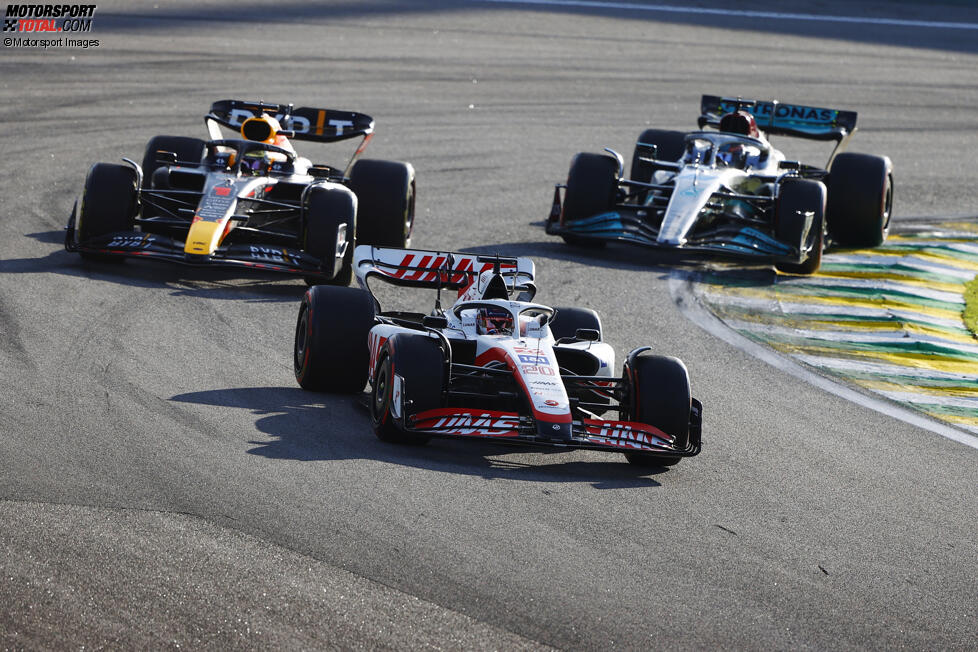 Kevin Magnussen, Max Verstappen i George Russell