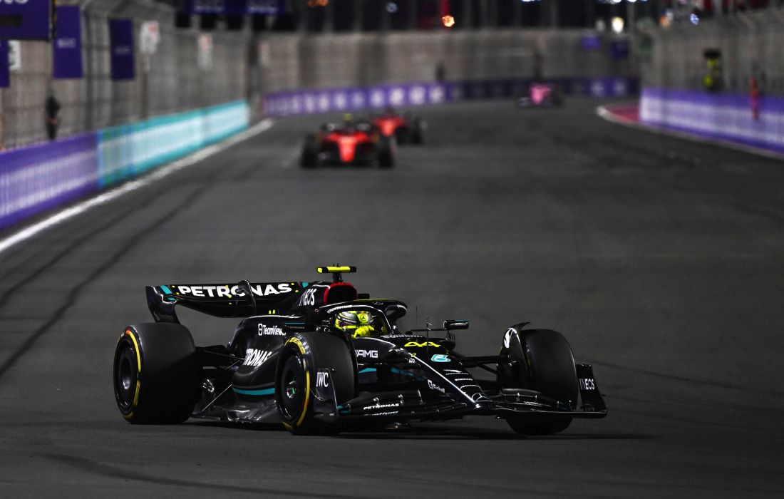 Lewis_Hamilton_Mercedes_W14_Carlos_Sainz_Ferrari_SF-23_VN_Saudijske_Arabije_Trka.jpg