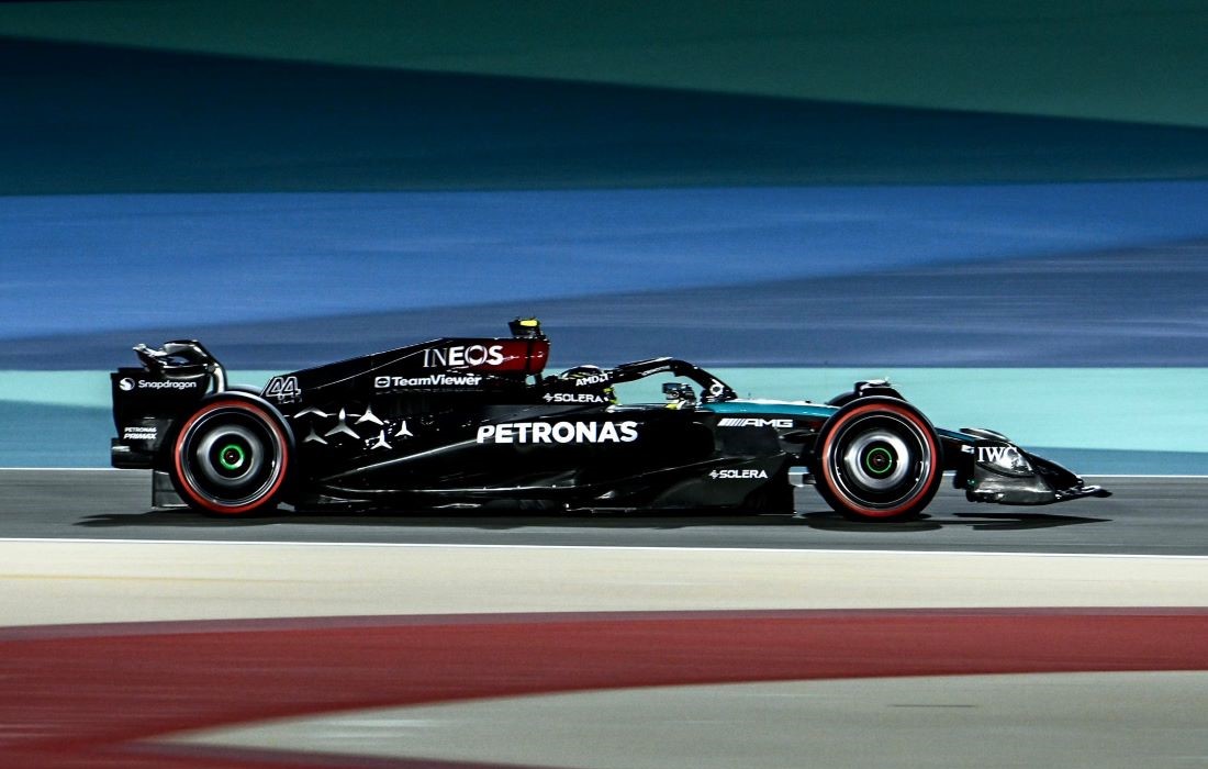 Lewis_Hamilton_Mercedes_W15_VN_Bahreina_Drugi_Trening.jpg
